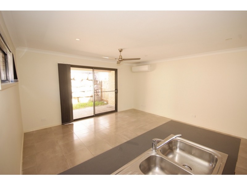 1/16 Hazel Street, Pimpama QLD 4209