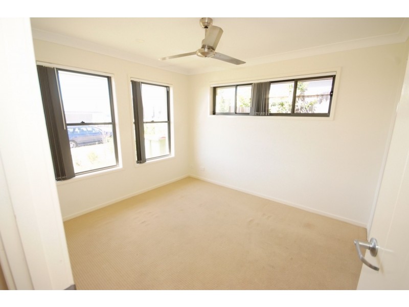 1/16 Hazel Street, Pimpama QLD 4209