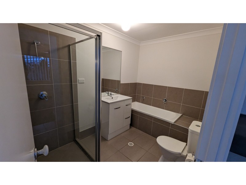 2/2 Barcoo Street, Pacific Pines QLD 4211