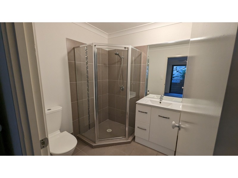 2/2 Barcoo Street, Pacific Pines QLD 4211