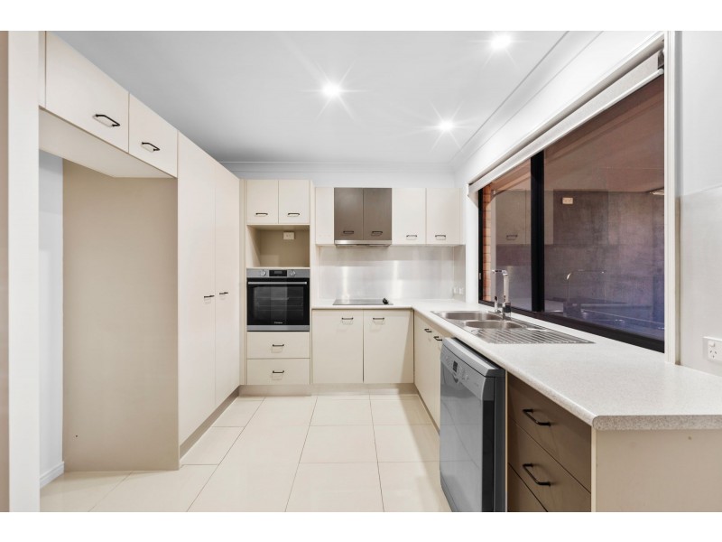 2/2 Armani Avenue, Pimpama QLD 4209