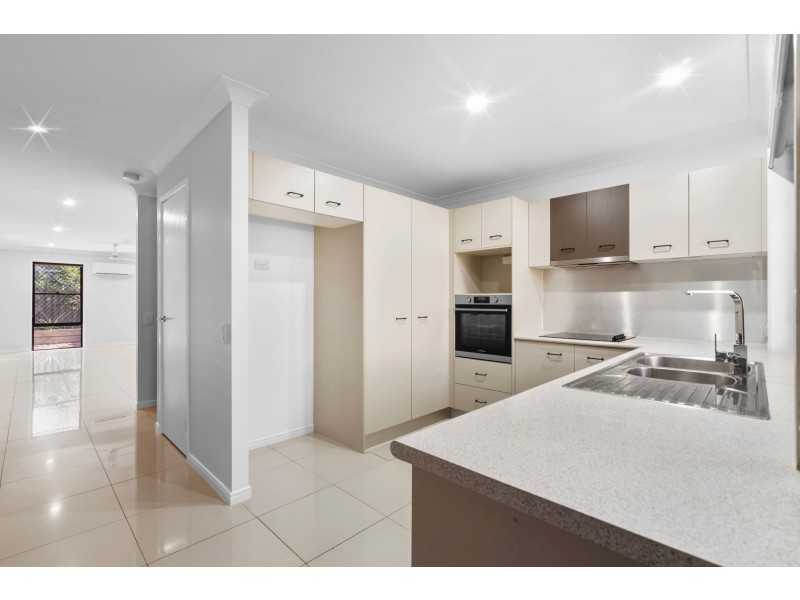 2/2 Armani Avenue, Pimpama QLD 4209