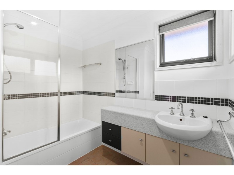 2/2 Armani Avenue, Pimpama QLD 4209
