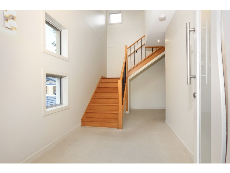 2/51 Canada Place, Arundel QLD 4214