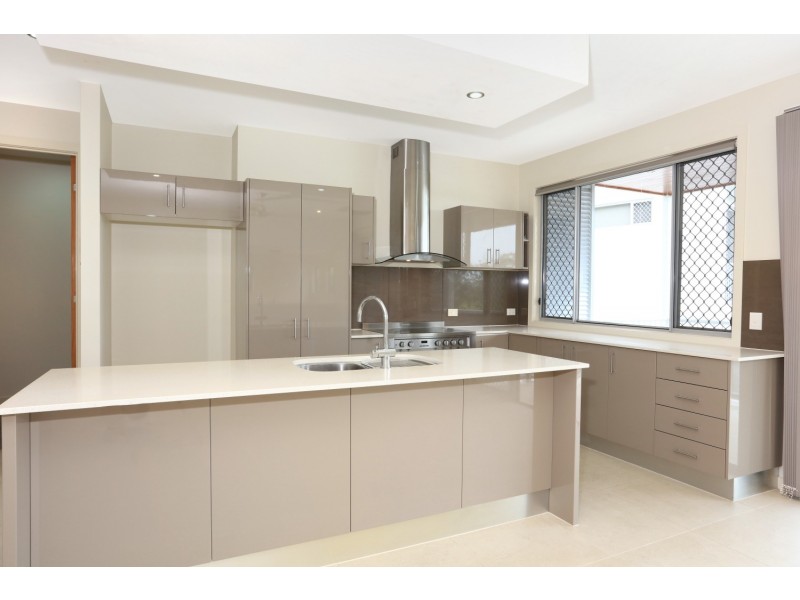 2/51 Canada Place, Arundel QLD 4214