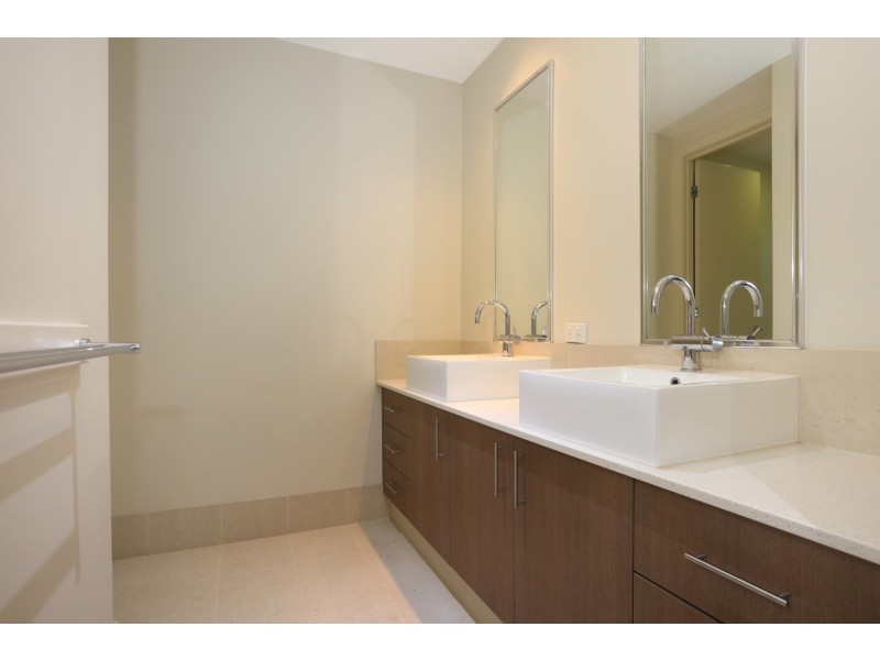 2/51 Canada Place, Arundel QLD 4214