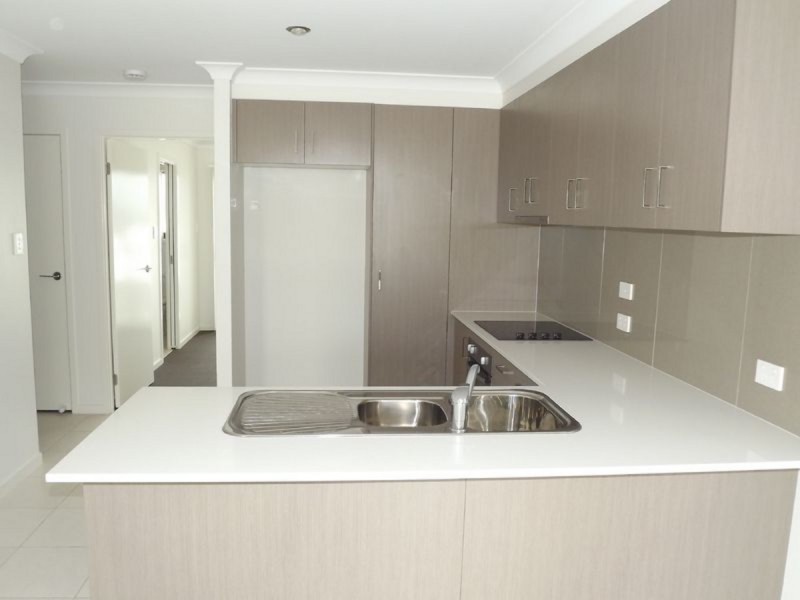 3/2 Tayla Street, Pimpama QLD 4209