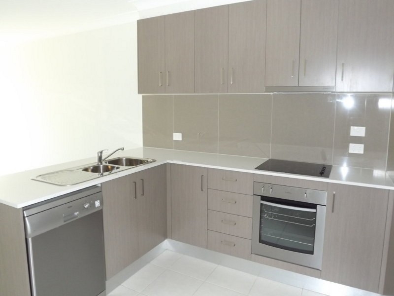 3/2 Tayla Street, Pimpama QLD 4209