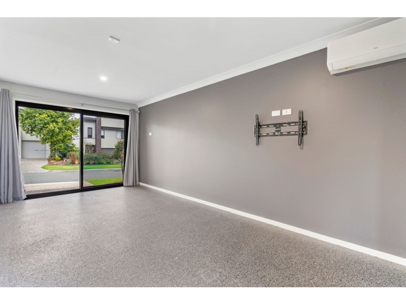 2/4 Cygnus Crescent, Coomera QLD 4209