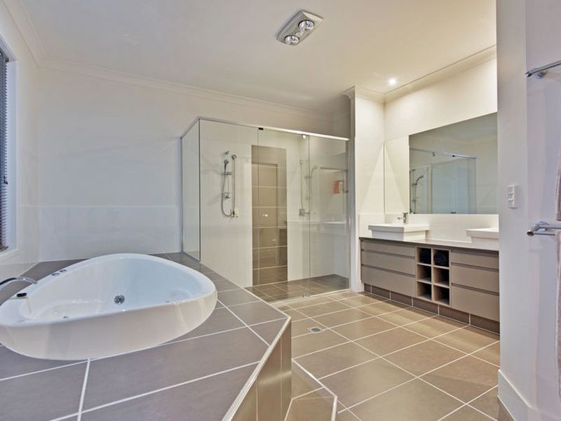 8 Berrimilla Lane, Coomera Waters QLD 4209