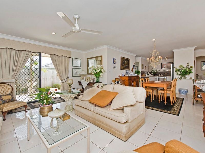 2/9 Goldcrest Drive, Upper Coomera QLD 4209