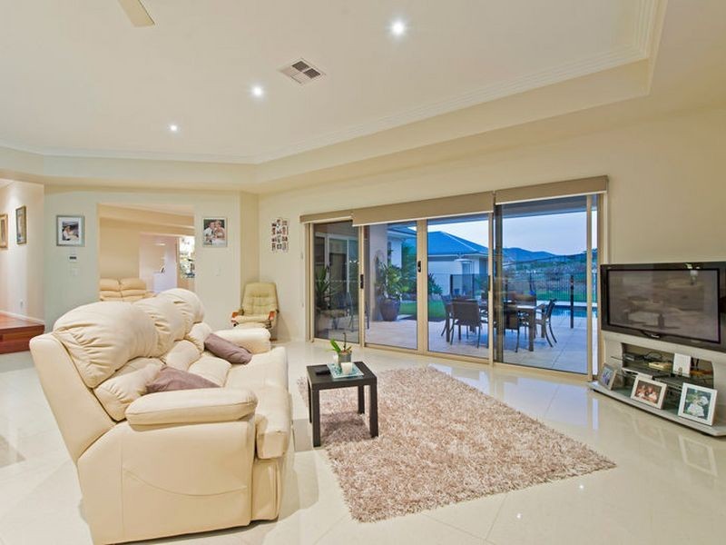 20 Lagoon Park Drive, Maudsland QLD 4210