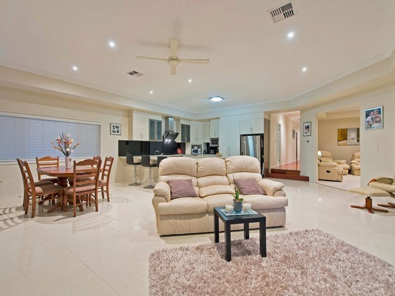 20 Lagoon Park Drive, Maudsland QLD 4210