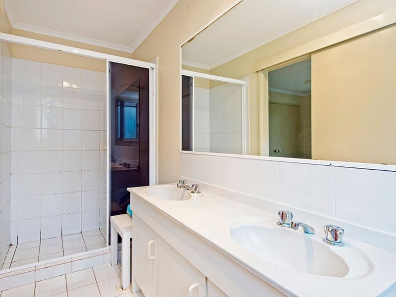 8 Penrith Court, Helensvale QLD 4212