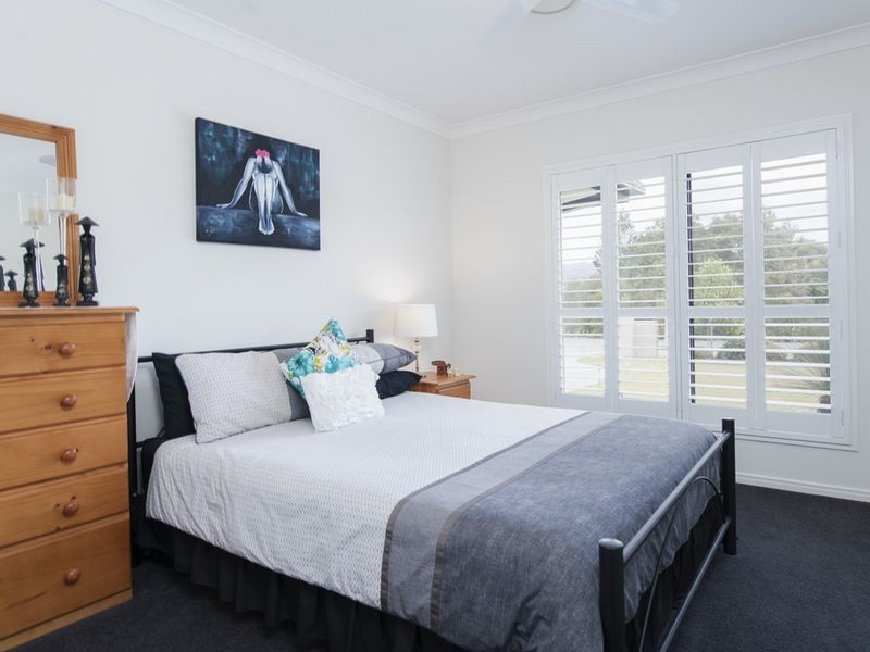 10 Lagoon Park Drive, Maudsland QLD 4210