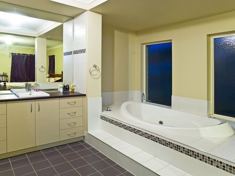 4 Greenacre Way, Maudsland QLD 4210