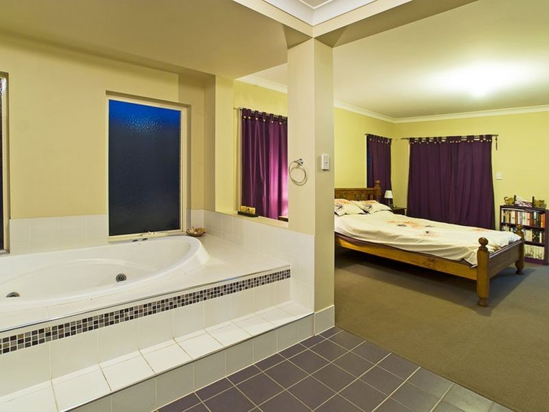 4 Greenacre Way, Maudsland QLD 4210