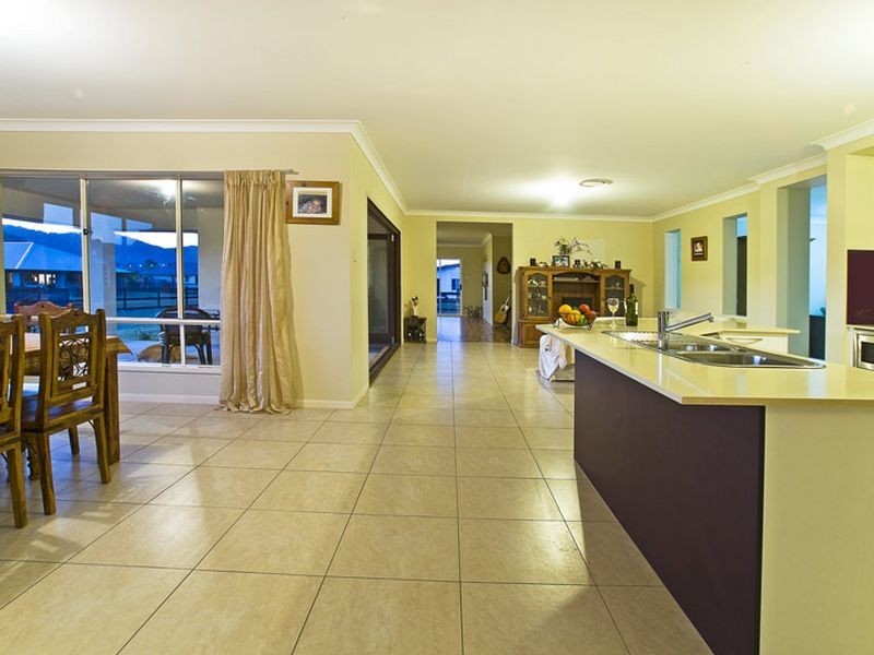 4 Greenacre Way, Maudsland QLD 4210