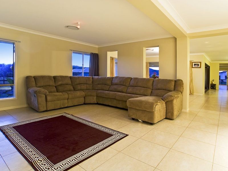 4 Greenacre Way, Maudsland QLD 4210