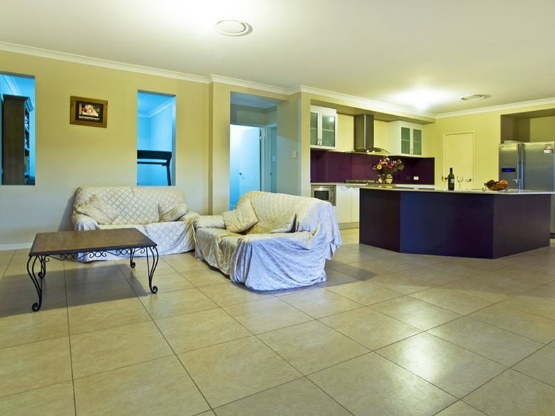 4 Greenacre Way, Maudsland QLD 4210