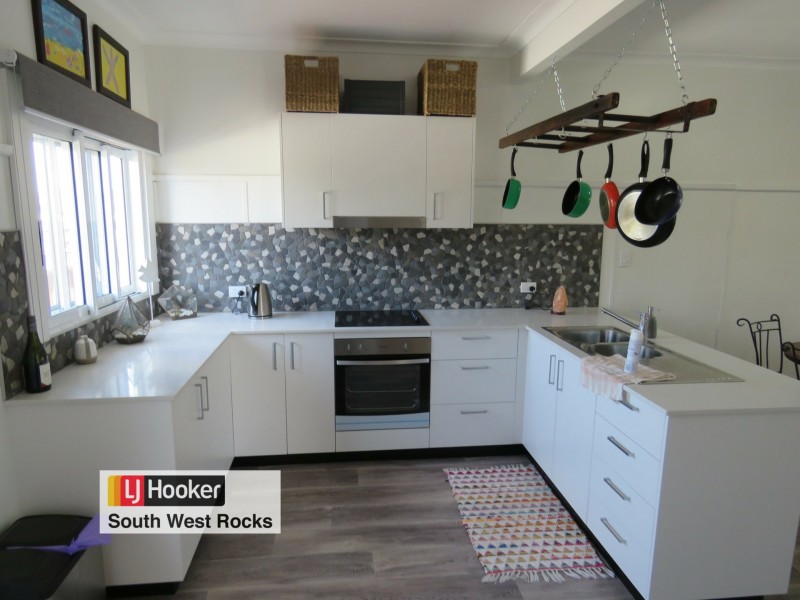 16 Memorial Avenue, South West Rocks NSW 2431