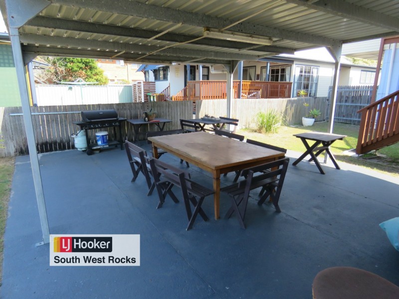 16 Memorial Avenue, South West Rocks NSW 2431