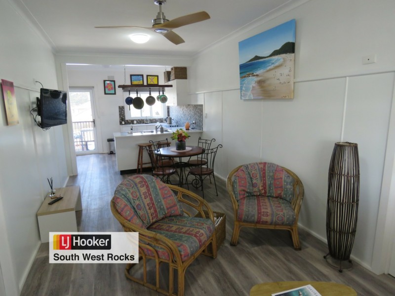 16 Memorial Avenue, South West Rocks NSW 2431