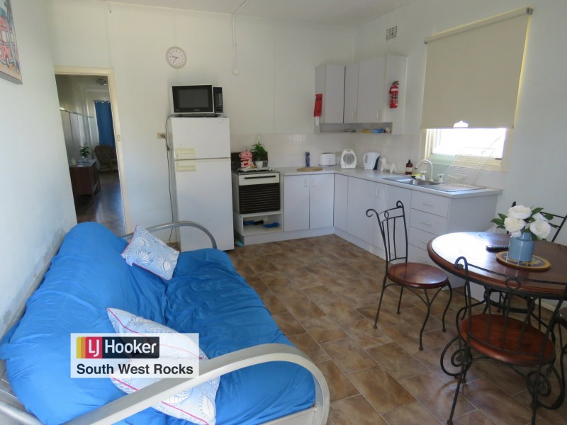 16 Memorial Avenue, South West Rocks NSW 2431