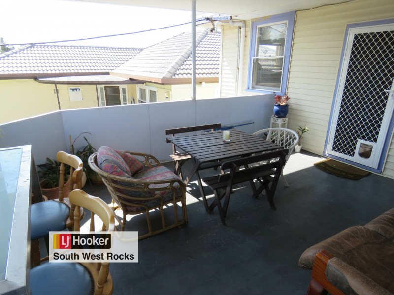 16 Memorial Avenue, South West Rocks NSW 2431