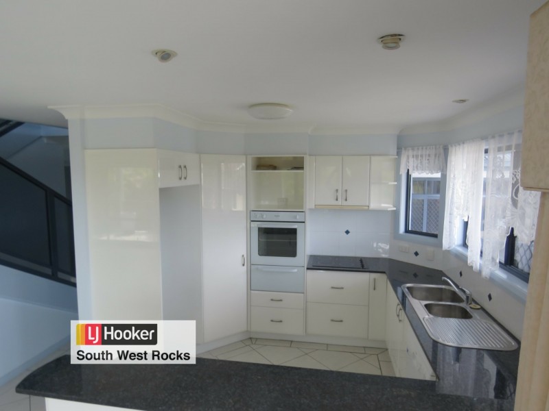24 Peter Mark Circuit, South West Rocks NSW 2431