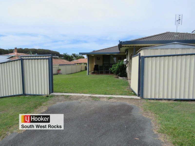 32 Peter Mark Circuit, South West Rocks NSW 2431