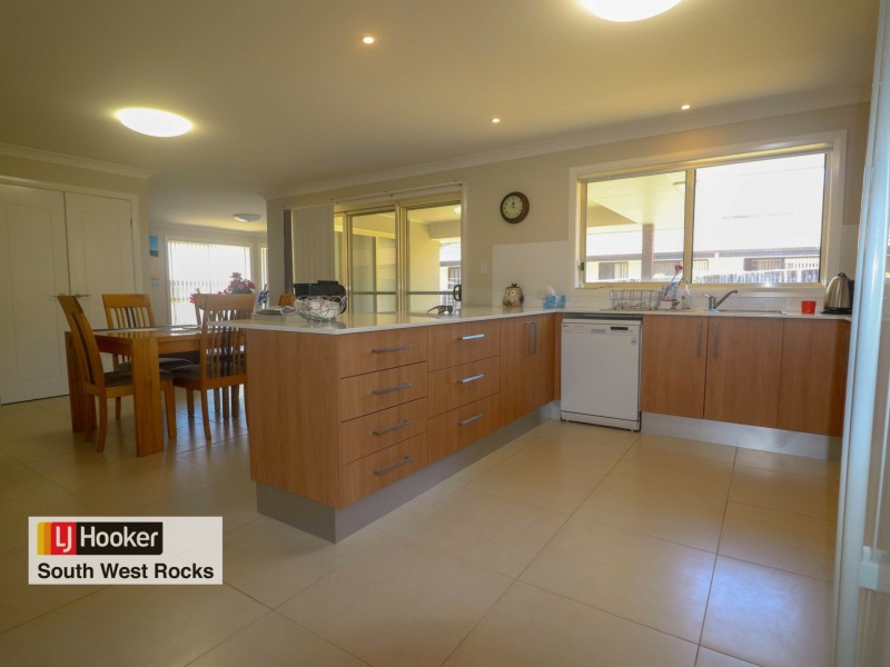 8 Rosedale Avenue, South West Rocks NSW 2431