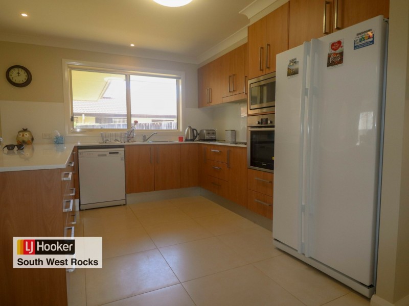 8 Rosedale Avenue, South West Rocks NSW 2431