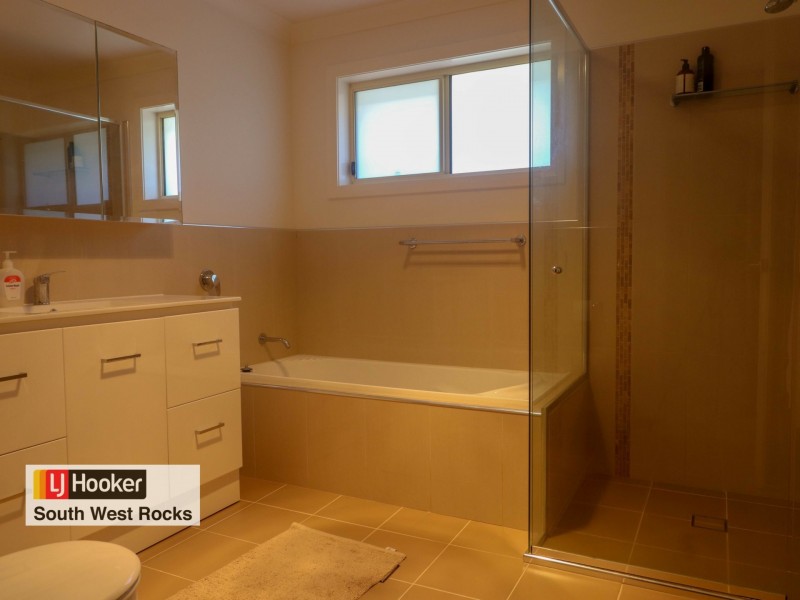 8 Rosedale Avenue, South West Rocks NSW 2431