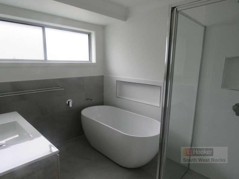 30 Keith Andrews Avenue, South West Rocks NSW 2431