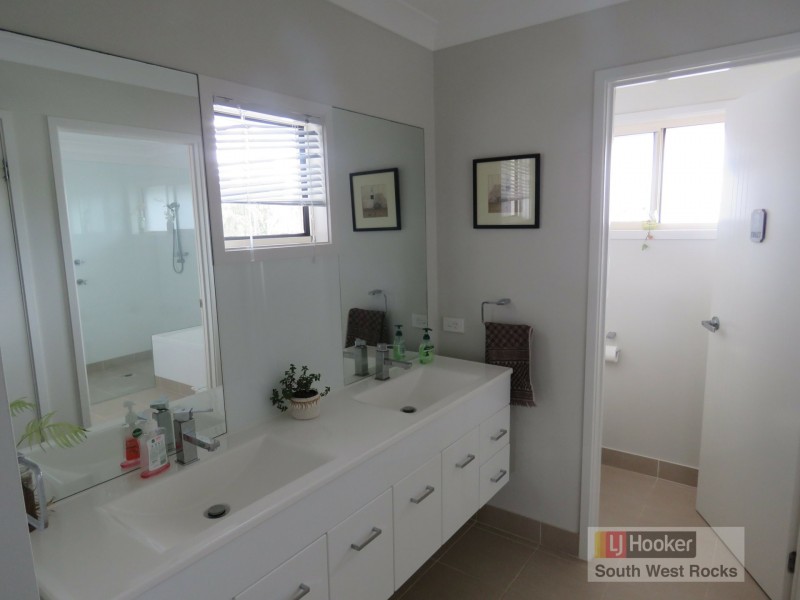 4 Rosedale Avenue, South West Rocks NSW 2431