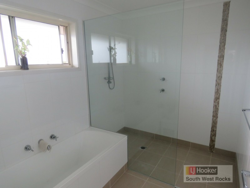 4 Rosedale Avenue, South West Rocks NSW 2431