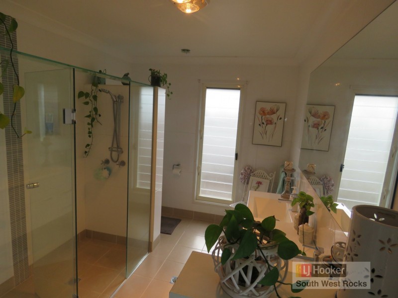 4 Rosedale Avenue, South West Rocks NSW 2431