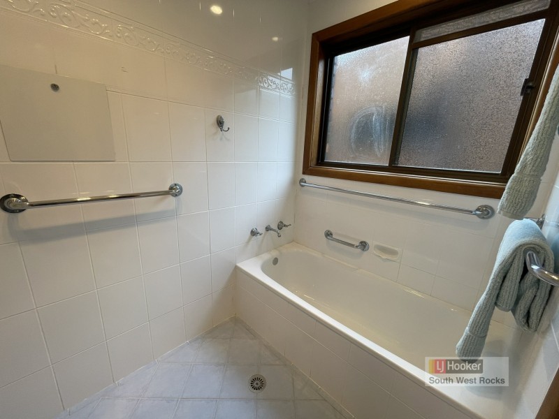 16 Emanuel Crescent, South West Rocks NSW 2431