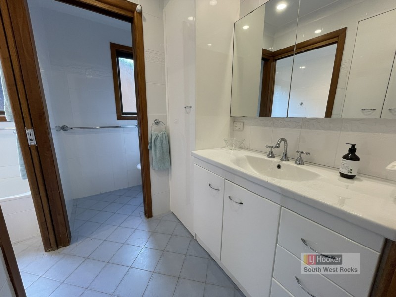 16 Emanuel Crescent, South West Rocks NSW 2431