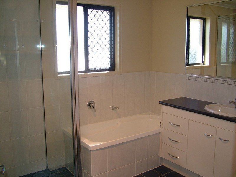 15 Leon Place, Coral Cove QLD 4670