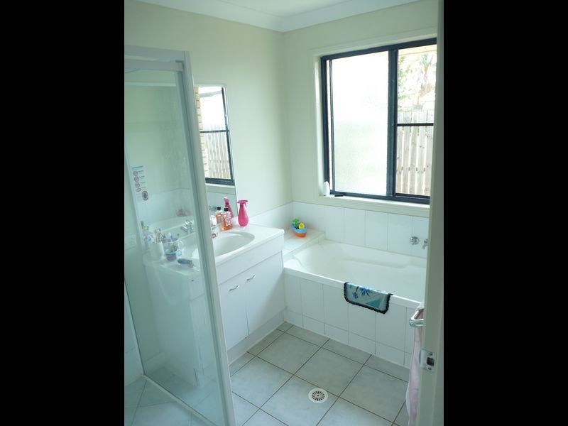 40 Paradise Avenue, Thabeban QLD 4670
