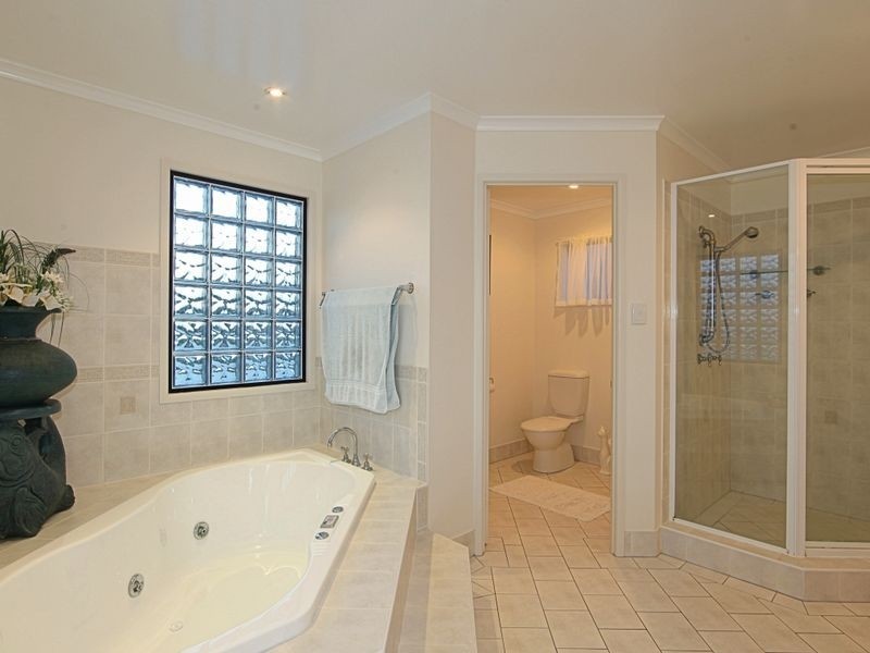 7 Davin Place, Coral Cove QLD 4670