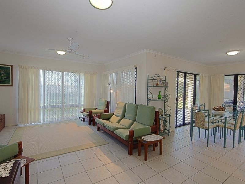 7 Davin Place, Coral Cove QLD 4670