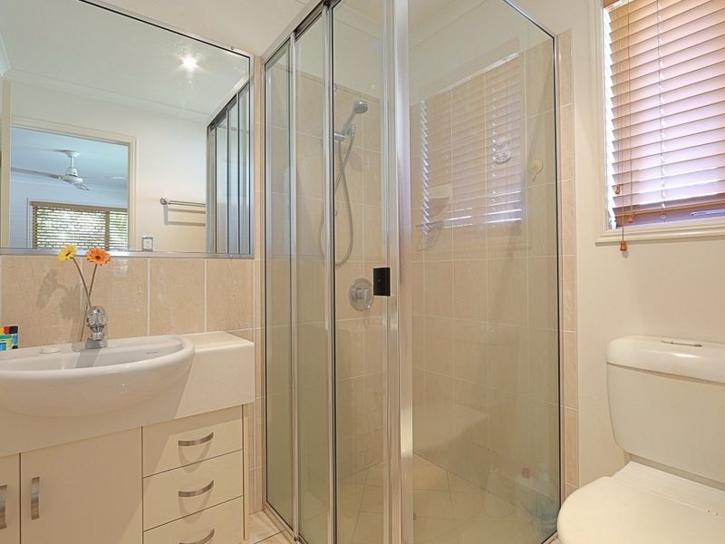 15 McCallum Close, Coral Cove QLD 4670