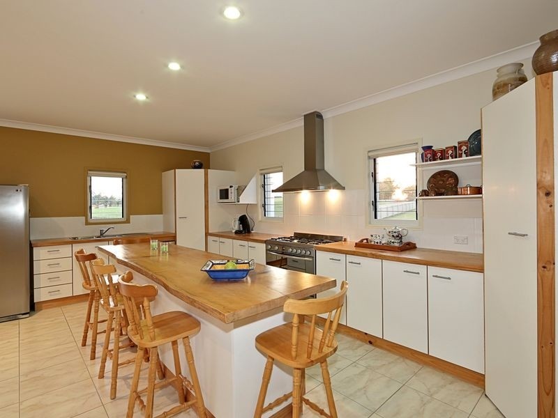 7 Janet Court, Coral Cove QLD 4670