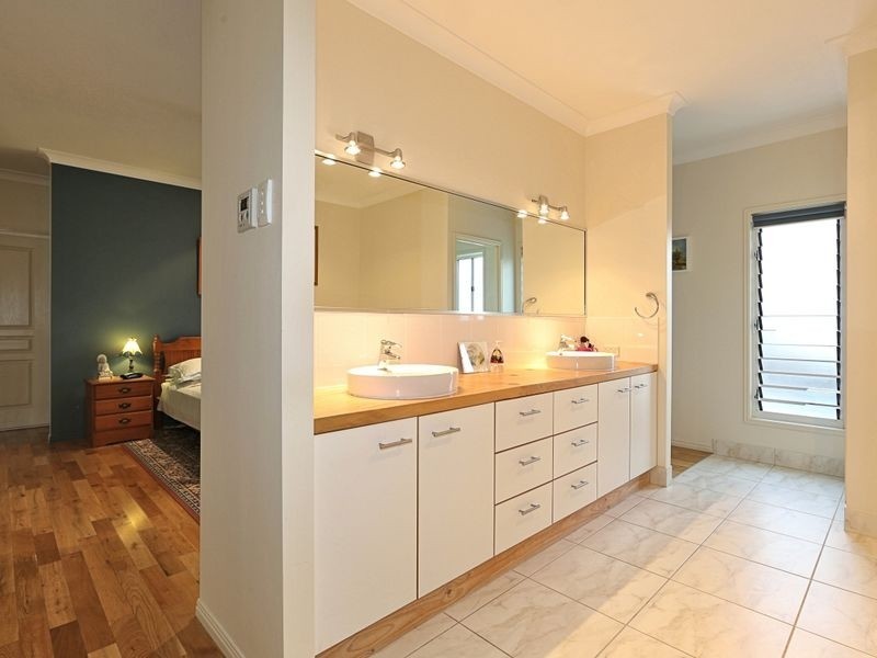 7 Janet Court, Coral Cove QLD 4670