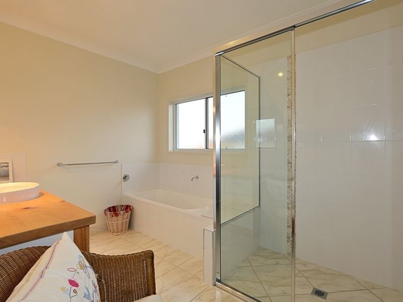 7 Janet Court, Coral Cove QLD 4670