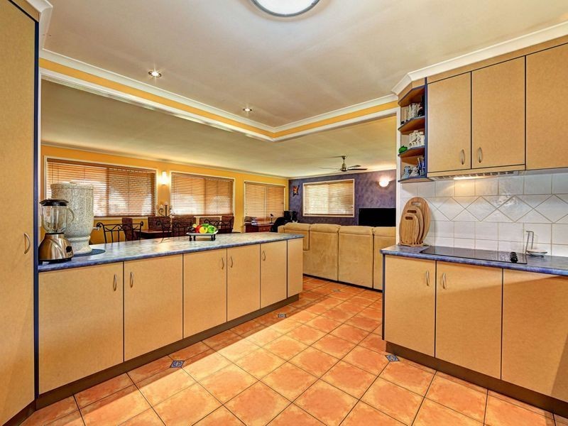 8 McGill Crescent, Avenell Heights QLD 4670