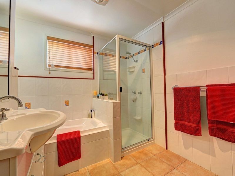 8 McGill Crescent, Avenell Heights QLD 4670